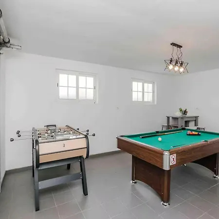 Vakantiehuis Luxury Dalmatian With Pool *