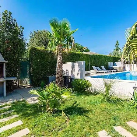 Vakantiehuis Luxury Dalmatian With Pool *