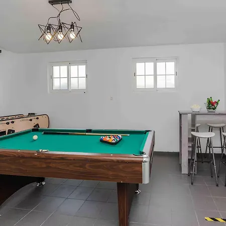Vakantiehuis Luxury Dalmatian With Pool Donji Zemunik